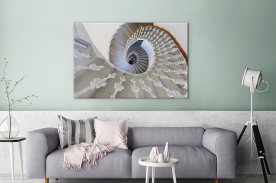 Un escalier en colimaçon vu d'en haut toile 140x90 cm - Tirage photo sur toile (Décoration murale salon / chambre)