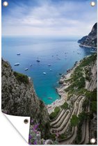 Muurdecoratie Een mooi zicht op een kronkelende weg en de zee in Capri - 120x180 cm - Tuinposter - Tuindoek - Buitenposter