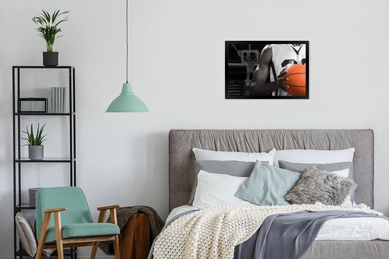 Fotolijst incl. Poster Zwart Wit- Zwart wit basketbalspeler met een oranje basketbal - 60x40 cm - Posterlijst
