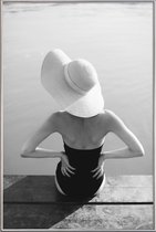 JUNIQE - Poster met kunststof lijst Beach Girl -20x30 /Grijs & Wit
