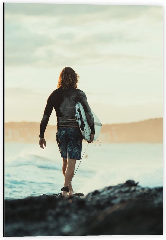 Dibond - Surferboy richting het Strand - 40x60cm Foto op Aluminium (Met Ophangsysteem)