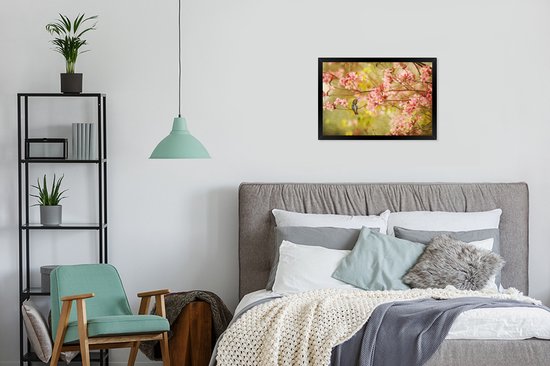 Photo encadrée - Colibri sur une branche d'arbre avec des fleurs roses printanières cadre photo noir 60x40 cm - Affiche encadrée (Décoration murale salon / chambre)