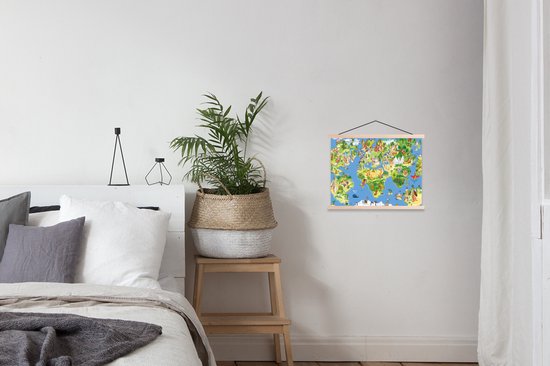Carte du monde pour enfants avec des animaux et des bâtiments, accrochée au mur au-dessus d'un lit.