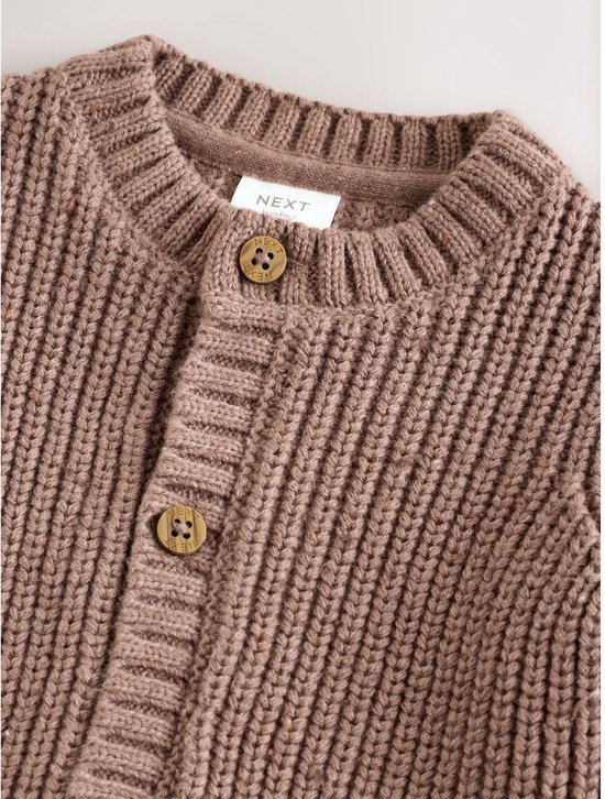 Bruin gebreid vest met ronde hals, knoopsluiting en Next-label.