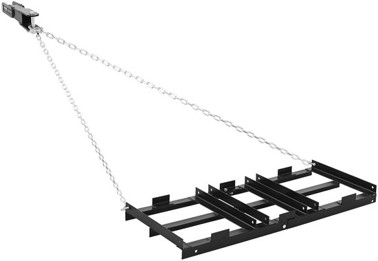 Zwarte metalen egaliseerhark met ketting, op witte achtergrond.