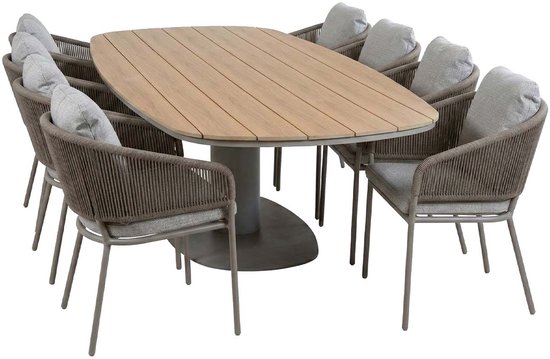 Ovale tuintafel met houten tafelblad, omringd door acht grijze tuinstoelen met gevlochten armleuningen.
