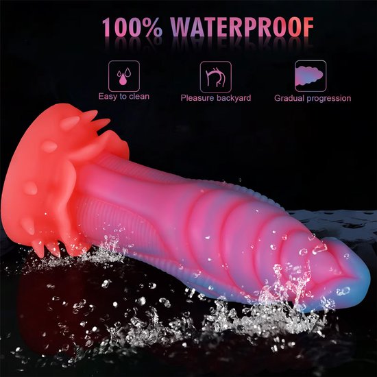 Waterdichte roze en blauwe dildo met stekelige basis, omringd door waterdruppels.