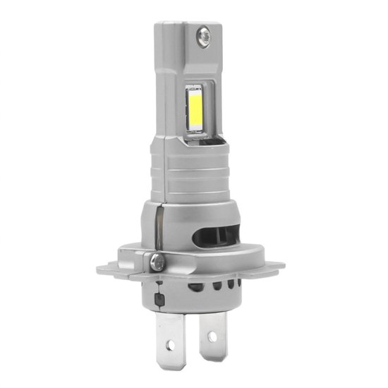 Zilverkleurige H7 LED-lamp met koelribben, witte lichtchip en metalen aansluiting.