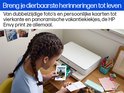Jonge vrouw met vlecht met clipjes, selecteert foto's bij een witte HP Envy printer.