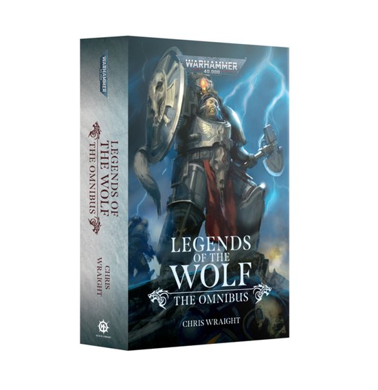 Boekomslag met een Space Marine met een wolfenhoofdhelm, schild en bijl tegen een achtergrond van bliksem en een slagveld. "Legends of the Wolf The Omnibus Chris Wraight"