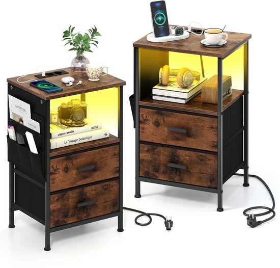 Twee nachtkastjes met houten blad, geïntegreerde laadstations, laden en zijvakken, met gele led-verlichting.