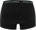 Zwarte boxer shorts van JACK & JONES met groene tekst op de tailleband.