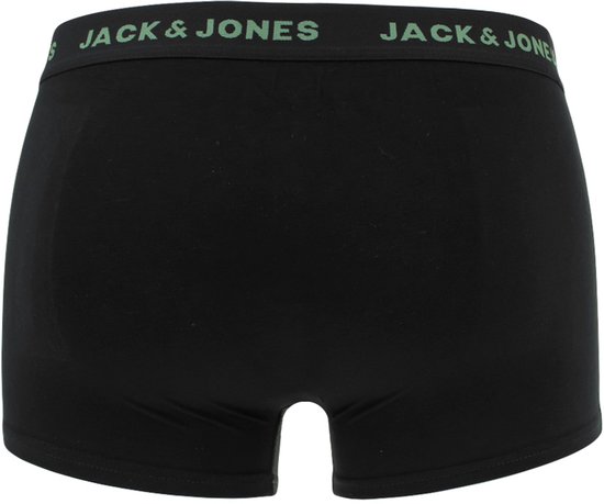 Zwarte boxer shorts van JACK & JONES met groene tekst op de tailleband.