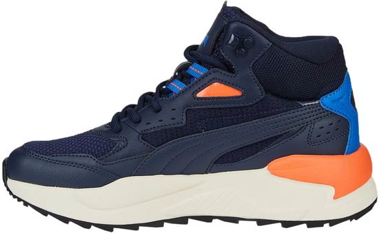 Donkerblauwe Puma mid-top sneaker met oranje accenten op de zijkant en de hak. Witte zool en zwarte buitenzool.
