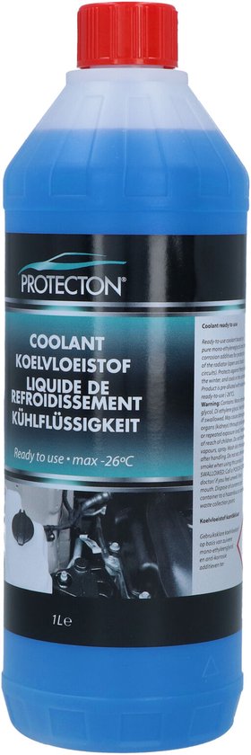 Blauwe koelvloeistof in een doorzichtige plastic fles met rode dop. Het label vermeldt 'Protecton', 'Coolant', 'Koelvloeistof', 'Liquide de refroidissement', 'Kühlflüssigkeit' en 'Ready to use - max -26°C'.