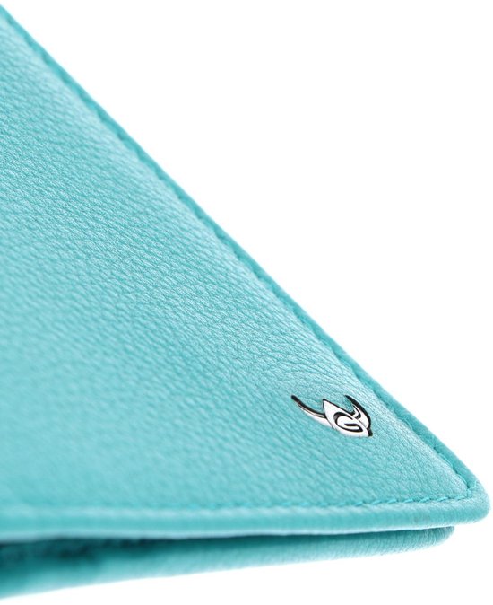 Close-up van de turquoise leren portemonnee met metalen logo.