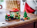 LEGO 40746 Bezorgtruck van de Kerstman en kerstboom op een houten tafel.