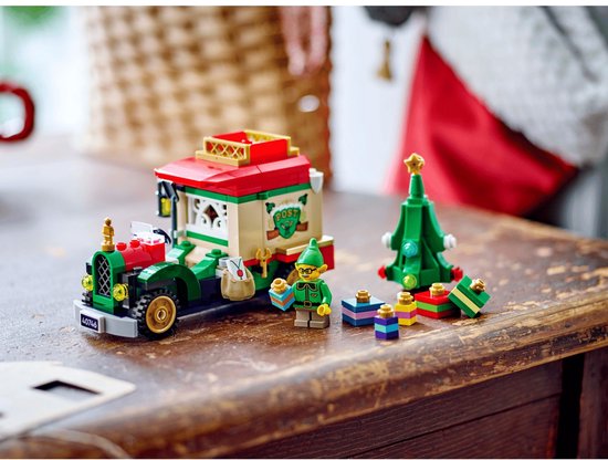 LEGO 40746 Bezorgtruck van de Kerstman en kerstboom op een houten tafel.
