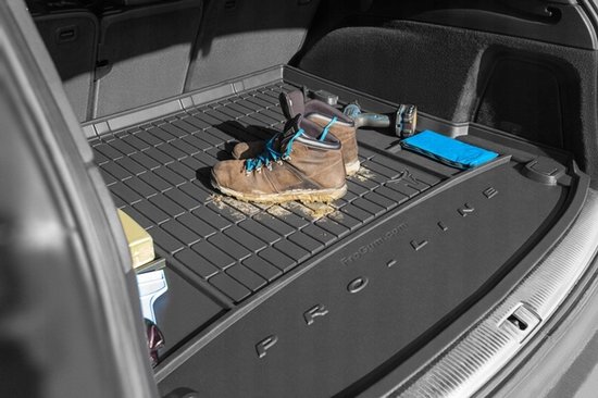 Een zwarte automat in de kofferbak met wandelschoenen en een gereedschap.