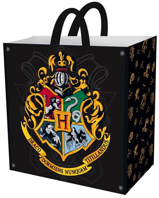 Zwarte tas met het wapenschild van Zweinstein in goudkleurige, gele en rode tinten. Tekst 'DRACO DORMIENS NUNQUAM TITILLANDUS'.