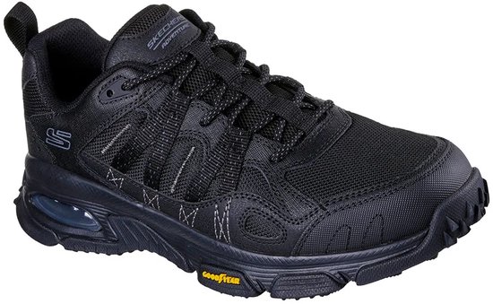 Zwarte Skechers wandelschoen met Goodyear zool en zij-S-logo.