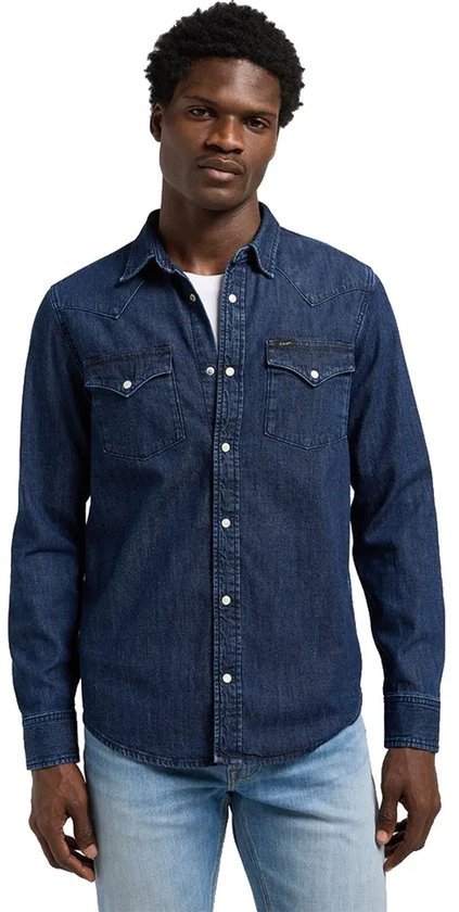 Blauw spijkerhemd met lange mouwen, twee borstzakken met knoopsluiting en wit T-shirt eronder.