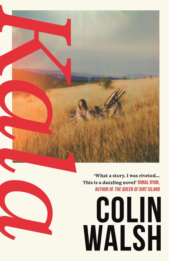Boekcover met de titel 'Kala' in rode letters. Een vrouw zit in een droge, gouden grasveld onder een hemel met paarse en oranje tinten. Titel: Kala. Auteur: Colin Walsh.