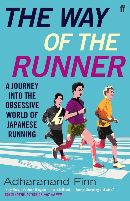 Boekomslag 'The Way of the Runner', met drie renners met startnummers op een blauw-wit gestreept pad.