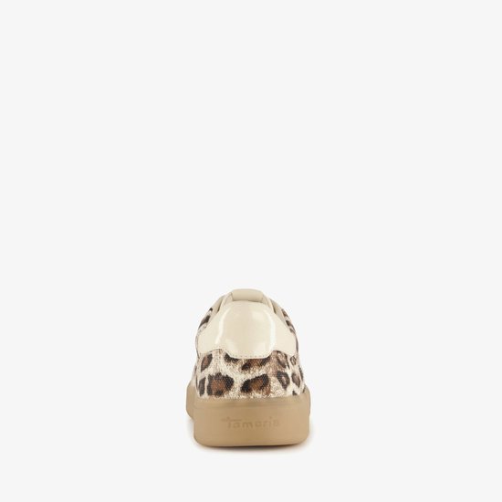 Achterkant van een beige Tamaris sneaker met panterprint, beige veters en zool.
