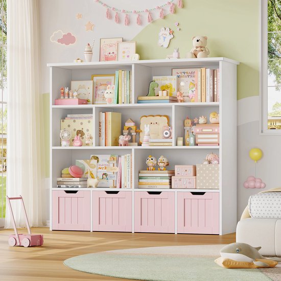 Witte boekenkast met roze laden, decoratie in kinderkamer, met raam en speelgoed.