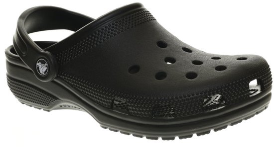 Sabot Crocs noir avec bride au talon, perforations sur le bout et texture sur le côté.