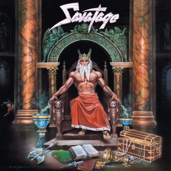 Savatage Hall of the Mountain King albumcover: een koning met baard zit op een troon, met een schat en wapens ervoor.