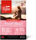 Roze zak Orijen Small Breed hondenvoer met op de voorgrond een silhouet van een vrouw en een hond bij zonsondergang.