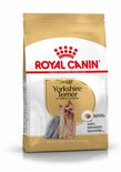 Gouden zak Royal Canin Yorkshire Terrier voer met een afbeelding van een hond.