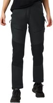 Model in zwarte outdoorbroek met panelen op benen en ritsen op de dijen.