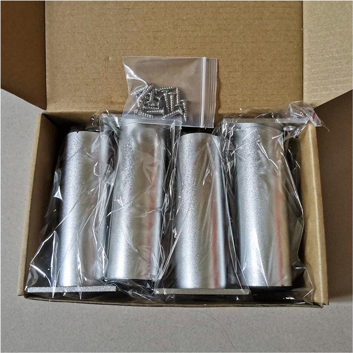 Set van 4 Verstelbare Meubelpoten - Aluminium & Vloerbescherming