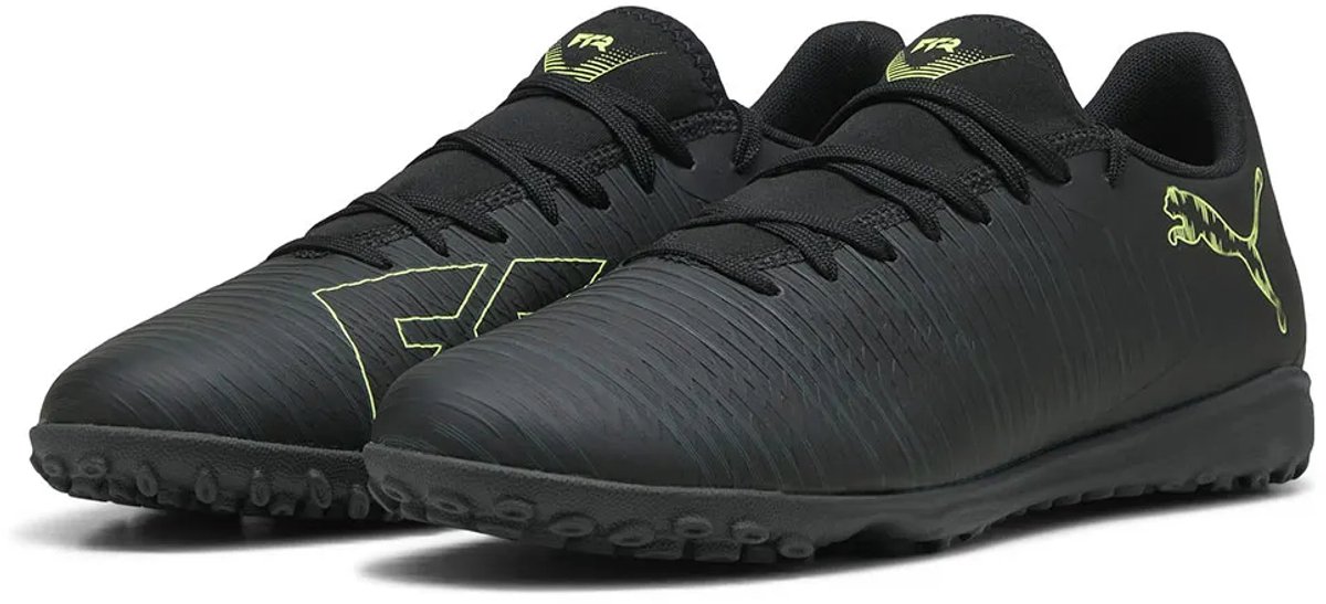 Zwarte Puma Future 8 Play TF voetbalschoenen, EU 44 1/2, met reliëflijnen voor grip en synthetisch bovenwerk.