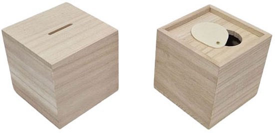 Twee houten spaarpotten, één met sleuf, één met opening en lipje.
