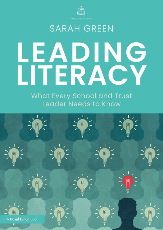 Boekomslag van 'Leading Literacy' door Sarah Green, met de titel in grote witte letters op een teal achtergrond. Daaronder staat 'What Every School and Trust Leader Needs to Know'. De achtergrond heeft een patroon van gloeilampen, met één rode lamp vooraan.