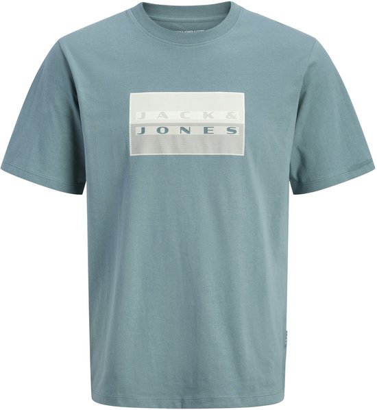 Blauwgroen T-shirt met een rechthoekige print van "JACK & JONES" in wit en grijs.