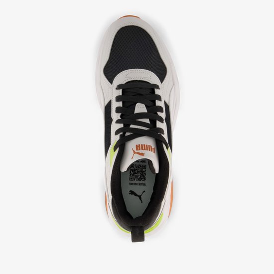 Bovenaanzicht van een witte sneaker met zwarte mesh, veters, oranje en groene details.