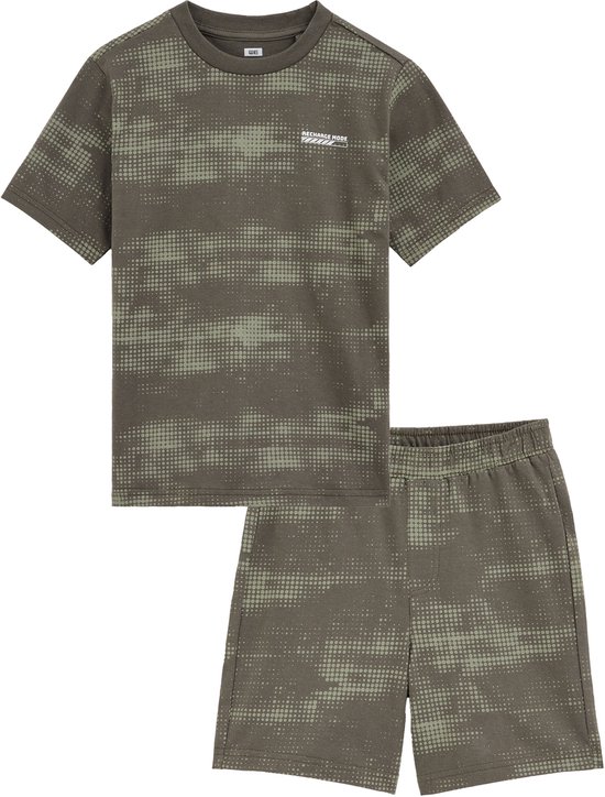 Groen pyjama setje met pixelprint: t-shirt en korte broek, 'Recharge Mode' tekst.