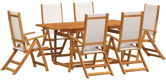 Zes witte, stoffen klapstoelen rond een houten tafel van acaciahout.