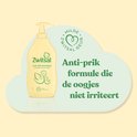 Crèmekleurige pompfles Zwitsal anti-klit shampoo met afbeelding van een zwaan met kuiken. Tekst: 'Anti-prik formule die de oogjes niet irriteert'.