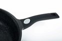 Detail van een zwarte Royalty Line koekenpan met marmeren anti-aanbaklaag en een ergonomische zwarte handgreep met grijze knop.