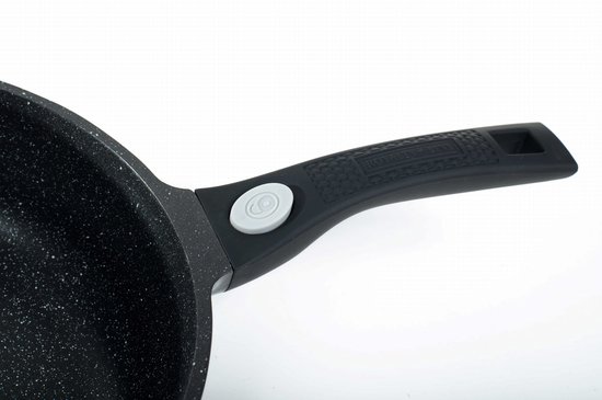 Detail van een zwarte Royalty Line koekenpan met marmeren anti-aanbaklaag en een ergonomische zwarte handgreep met grijze knop.