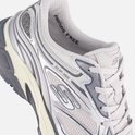 Detail van de zijkant van een zilverkleurige Skechers Slip-Ins sneaker met "Hands Free" op de binnenzool.