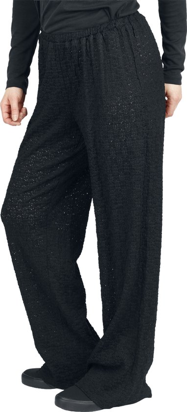 Zwarte wijde broek met kanten details, gedragen door een model.