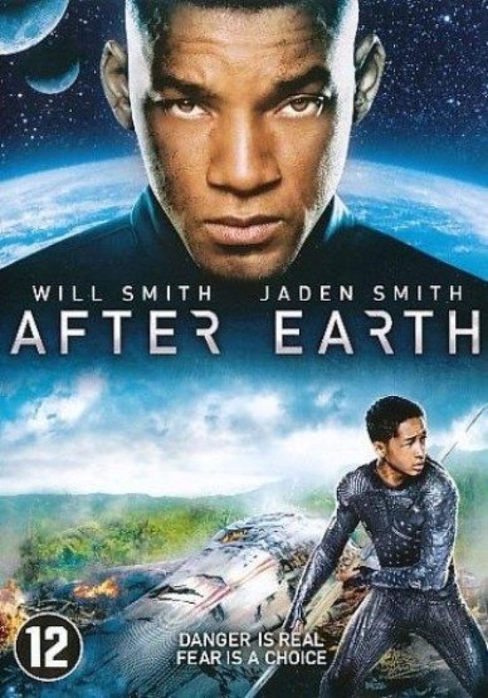 Affiche : Will Smith et Jaden Smith dans 'After Earth'. Jaden se tient avec une lance devant un vaisseau écrasé sur une planète.