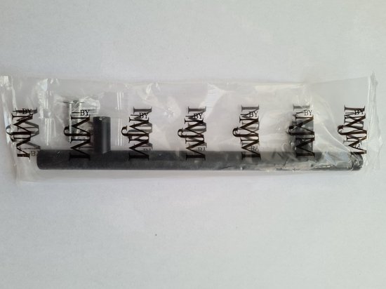 Zwarte handgreep in plastic verpakking met "BY MJM" logo's en schroeven.